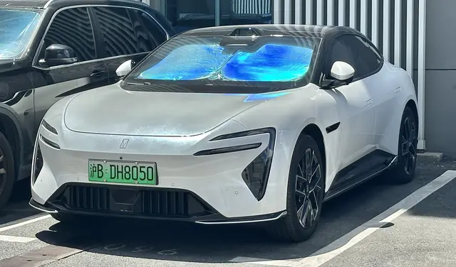 Avatr 06