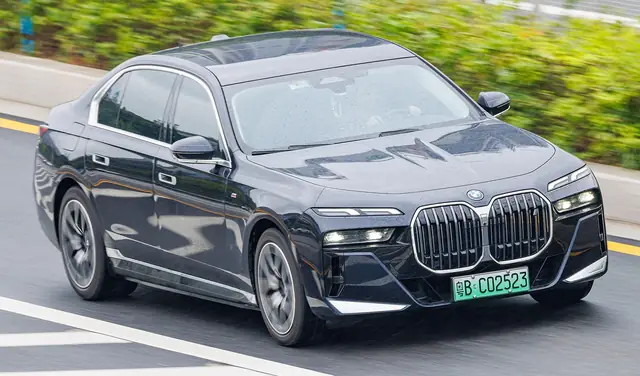 BMW i7