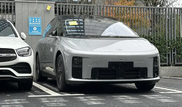 Li Auto i8